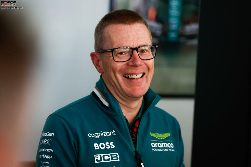 ... indem es die Befugnisse des ehemaligen Mercedes-Motorenchefs Andy Cowell ausweitete: Cowell war eigentlich als Geschäftsführer gekommen, übernahm im Januar 2025 zusätzlich die Rolle des Teamchefs. Krack bleibt übrigens trotz Degradierung: Er ist künftig Einsatzleiter an der Rennstrecke.