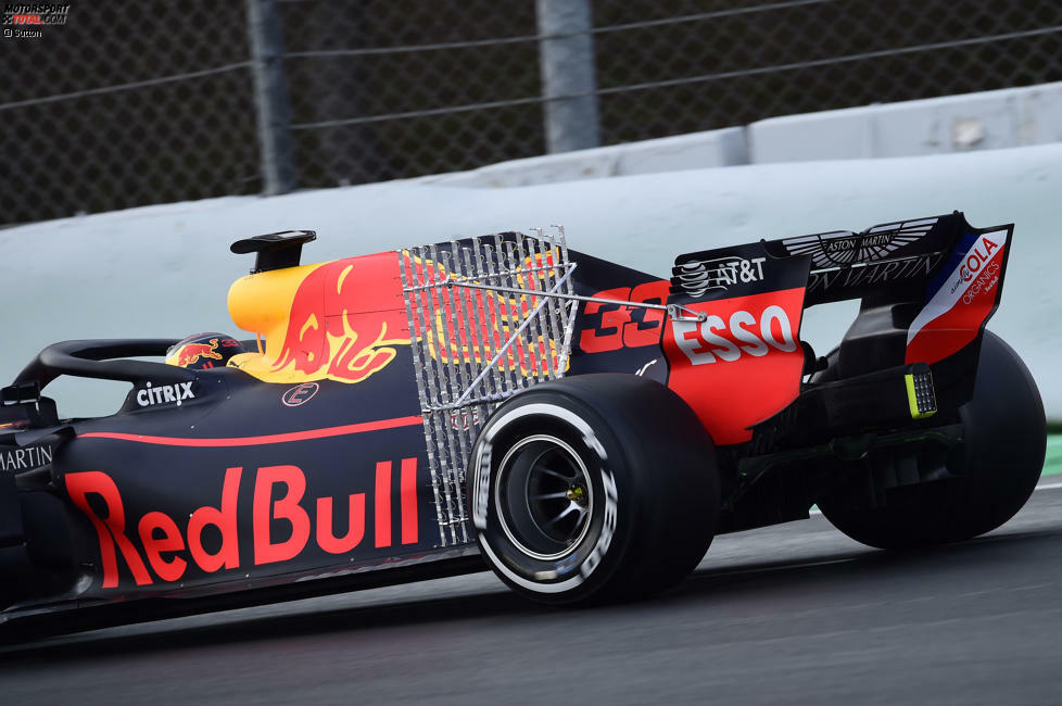 Der RB14 von Red Bull mit Messgeräten auf der Motorhaube. Dieser Bereich ist besonders interessant, da die vorbeiströmende Luft anschließend auf die aerodynamisch sensiblen Oberflächen am Heckflügel und am Diffusor trifft.