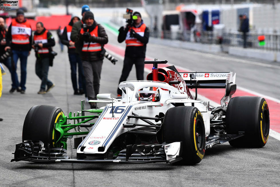 Zur Überprüfung der Vorderrad-Aufhängung und der weiteren Aerodynamik vor den Seitenkästen hat Sauber am C37 Flow-Viz-Farbe aufgetragen, um die Luftströmung sichtbar zu machen.