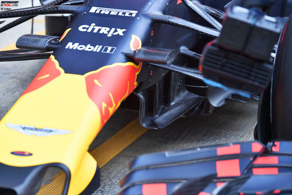 Eine weitere Nahaufnahme des Red-Bull-Autos zeigt den komplexen Aufbau der Windabweiser unter der Nase des RB14. Hier wird die Luft in Richtung der Seitenkästen umgelenkt.