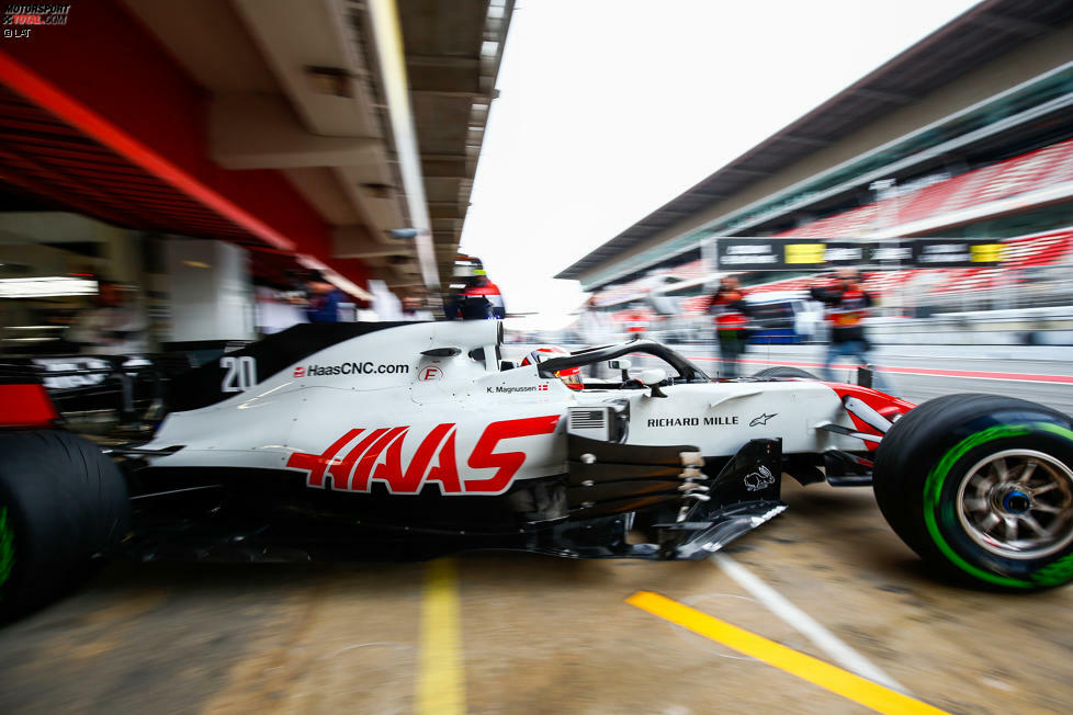 Haas hat die seitlichen Luftleitbleche am VF-18 vor den Seitenkästen punktuell mit Metall verstärkt. Damit will das Team verhindern, dass sich die aerodynamischen Elemente bei hoher Geschwindigkeit zu sehr verbiegen. Das hätte negative Auswirkungen auf ihre Funktionsweise und würde das Auto langsamer machen.