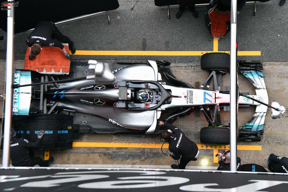 Mercedes gibt sich in Barcelona alle Mühe, den W09 vor zu neugierigen Blicken zu schützen. Die Fotografen haben indes beste Sicht vom Dach der Boxengasse. Auffallend ist hier wieder das sehr schmale Heck des Silberpfeils.