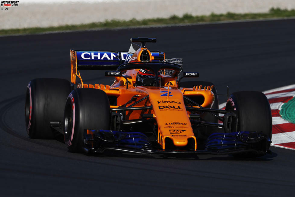 Stoffel Vandoorne bei Sensorfahrten für McLaren. Hier sind die Messgeräte an der Airbox über dem Fahrerhelm angebracht. So will McLaren am MCL33 wichtige Rückschlüsse für den Luftstrom über Halo und am Kühleinlass gewinnen. Weitere Sensoren sind links auf dem Seitenkasten angebracht, wo weitere Messungen zum Luftstrom vorgenommen werden.