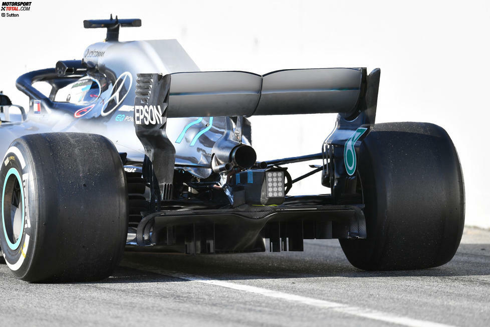 Eine schöne Aufnahme der Heckpartie des Mercedes W09. Sie zeigt die zahlreichen Gurney-Flaps, die den Diffusor umgeben. Spannend zu sehen sind auch die Sensoren an der hinteren Crash-Struktur. Damit will Mercedes nachvollziehen, wie die heißen Abgase nach hinten abgeleitet werden.