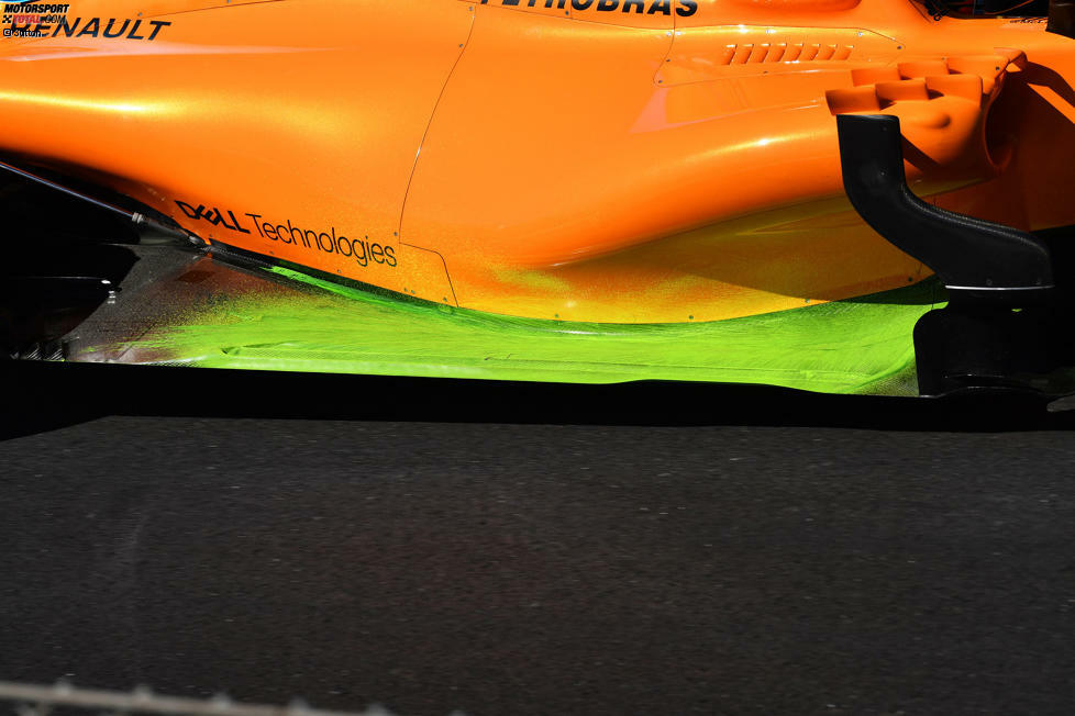 Mit Flow-Viz-Farbe am Seitenkasten will McLaren überprüfen, ob die Daten aus dem Windkanal in der Realität reproduziert werden können und ob sich die Aerodynamik des MCL33 wie gewünscht verhält.