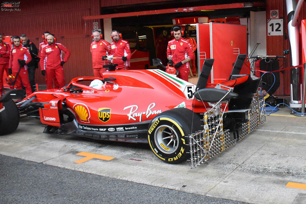 Sebastian Vettel und Ferrari fuhren am SF71H einen gewaltigen Sensoren-Aufbau am Heck des Fahrzeugs spazieren, um Erkenntnisse über die sensible Aerodynamik in diesem Bereich zu gewinnen. Interessant ist vor allem der Aufbau mit jeweils drei Pitotröhren über dem Heckflügel, der zur Geschwindigkeitsmessung dient.
