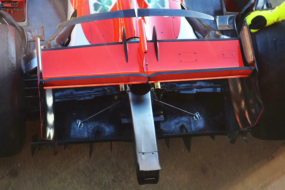Ein interessanter Blick auf den Diffusor am Heck des Ferrari SF71H. Gut zu erkennen sind die hintere Crash-Struktur sowie die Ausläufer von Unterboden und Diffusor und die kleinteiligen Außenbereiche, wo zusätzlicher Abtrieb generiert wird.