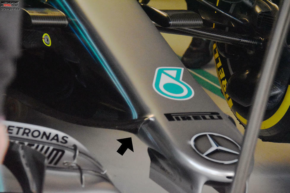 Die sogenannte Cape-Lösung an der Frontpartie wird - wie schon beim W08 - auch beim Mercedes W09 eingesetzt. Hier ist bereits die nach dem ersten Test modifizierte Form zu sehen.