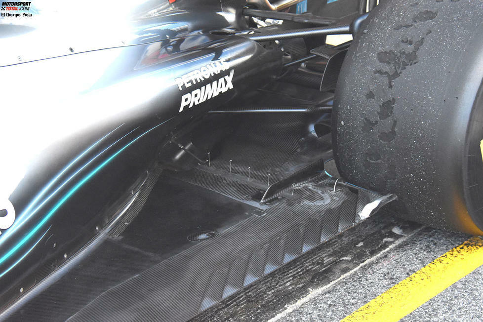 Pitotröhren knapp über dem Unterboden dienen am Mercedes W09 dazu, die Geschwindigkeit des Luftstroms an dieser Stelle zu messen, bevor die Luft auf die aerodynamisch sensiblen Oberflächen um Radaufhängung und Diffusor trifft.