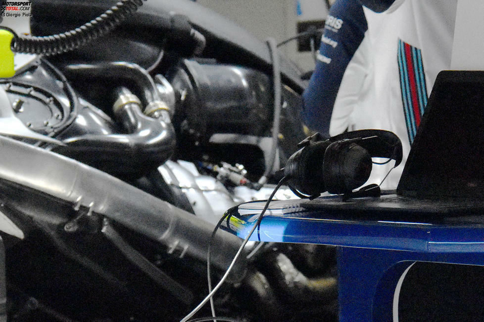 Ein seltener Blick unter die Motorhaube des Williams FW41, der es uns erlaubt, Details des Mercedes-Antriebsstrangs und dessen Installation zu erkennen.