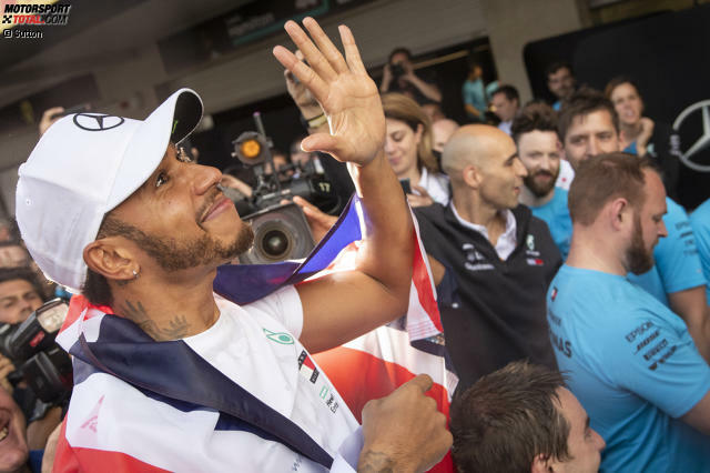 Lewis Hamilton hat es geschafft! Der Brite krönte sich in Mexiko zum fünfmaligen Formel-1-Weltmeister. Allerdings fuhr er dabei nicht auf das Podest, sondern landete nur auf Rang vier! Damit ist der Mercedes-Pilot allerdings bei weiten nicht der einzige in der Geschichte, dem das passiert ist. Wir blicken in unserer Fotostrecke zurück: