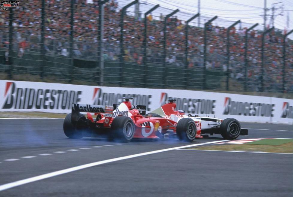 Auch Michael Schumacher macht es spannend - trotz der Ferrari-Dominanz Anfang der 2000er. 2003 genügt ihm im letzten Rennen in Suzuka ein Punkt zum Titelgewinn gegen Kimi Räikkönen (McLaren) - und genau den fährt er auch ein. Nach einem durchwachsenen Rennen wird er geradeso Achter und ist am Ende zum sechsten Mal Weltmeister.