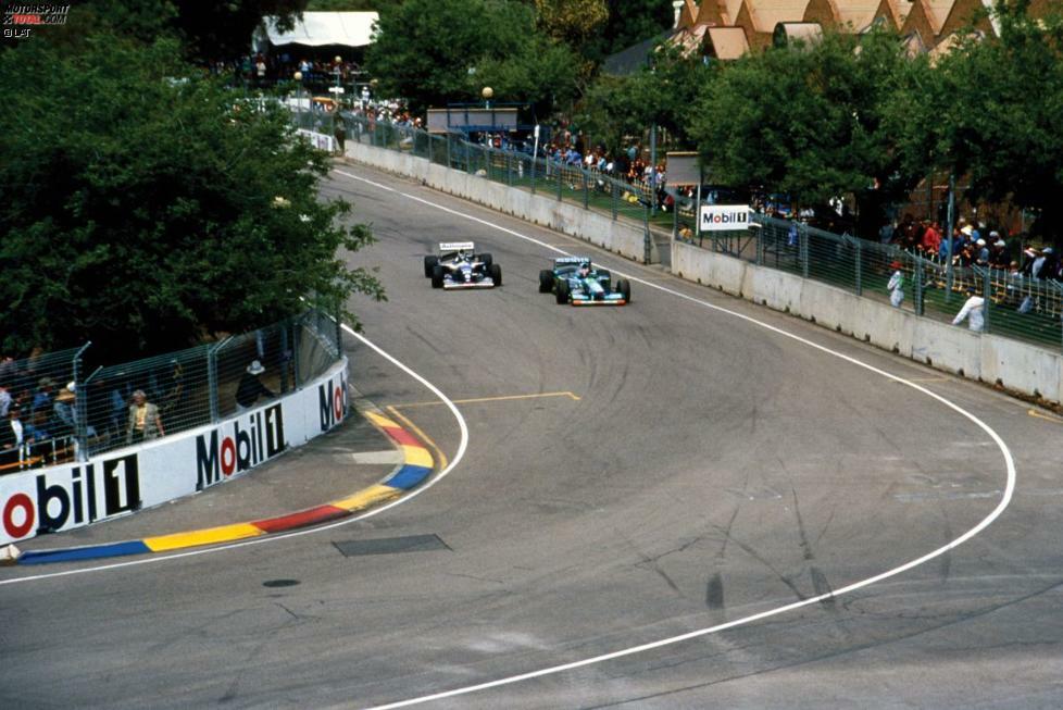 1994 wird es kontrovers! Als WM-Kontrahent Damon Hill in Adelaide zum Überholmanöver ansetzt, schmeißt Schumacher rigoros die Tür zu und es kommt zur Kollision. Der Deutsche scheidet aus und muss hoffen, dass Hill keinen Punkt holt. Als der aufgrund seiner beschädigten Aufhängung nicht noch einmal auftaucht, weiß 