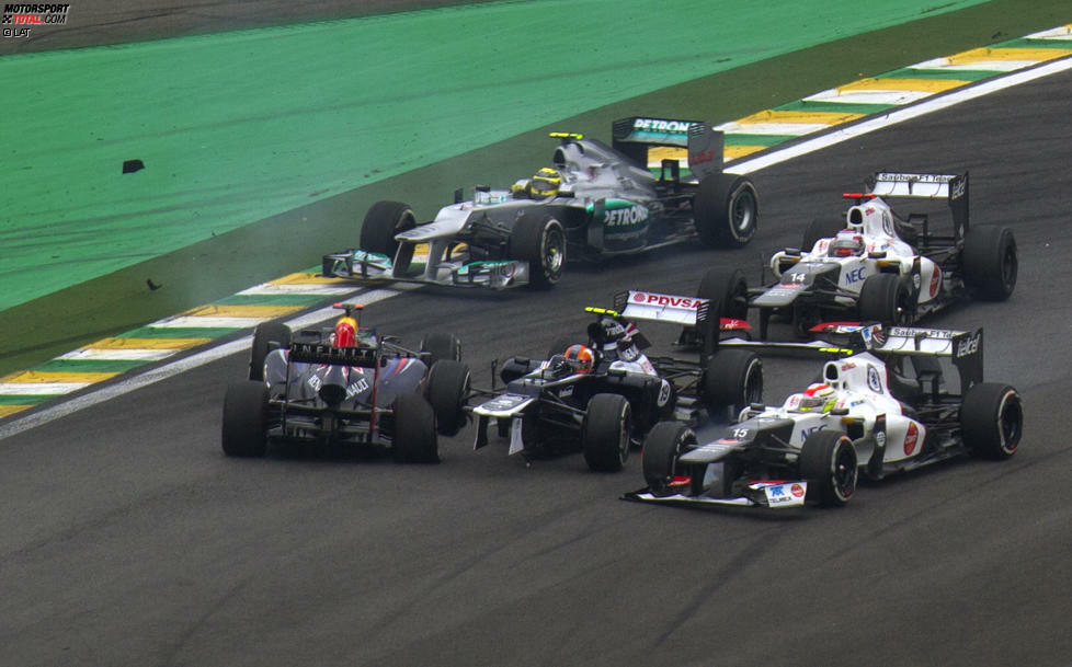 Auch Sebastian Vettel hat 2012 am Start viel Pech und wird von Bruno Senna umgedreht. Beim Deutschen ist es deutlich knapper, denn es ist bereits das letzte und entscheidende Rennen. Am Ende fährt er noch auf Rang sechs nach vorne und Fernando Alonso hat erneut das Nachsehen.