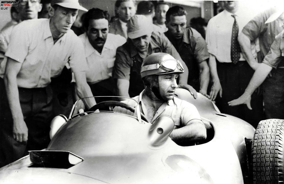 Ganz ohne Rennen wird Juan Manuel Fangio 1955 Weltmeister. Nach der Tragödie von Le Mans, bei der Pierre Levegh und über 80 Zuschauer sterben, werden die Rennen in Frankreich, Deutschland, Spanien und der Schweiz gestrichen. Somit steht der Argentinier als Meister fest, weil Konkurrent Stirling Moss die Rennen ausgehen.