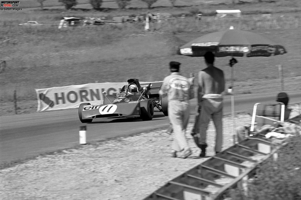 Zwei Jahre davor ist Stewart so dominant, dass er sich sogar im viertletzten Rennen (von nur 11!) einen Ausfall leisten kann und trotzdem Meister wird. Der Schotte hatte zuvor fünf von sieben Rennen gewonnen und darf am Österreichring feiern, weil auch die größten Konkurrenten Ronnie Peterson und Jacky Ickx nicht punkten.