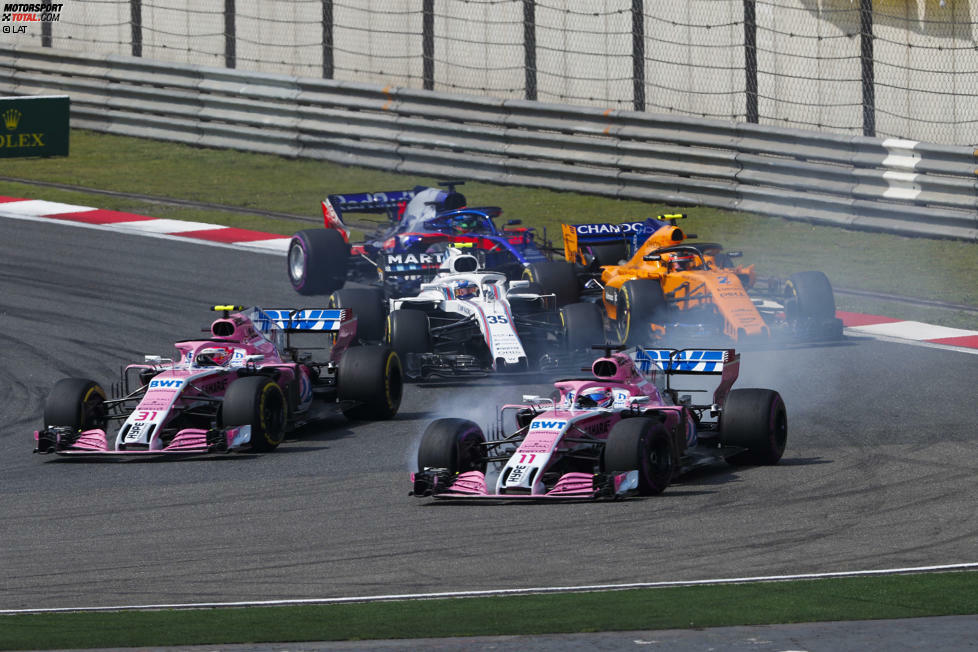 Sergio Perez (3): Am Qualifying (P8) gab's nichts auszusetzen. Dass es ihn am Start in der Schneckenkurve rausgetragen hat, war sein Fehler. Die Situation danach, die seinen Angaben nach sein Rennen zerstört hat, kann das TV nicht hundertprozentig aufschlüsseln. Letztendlich eben Durchschnitt.