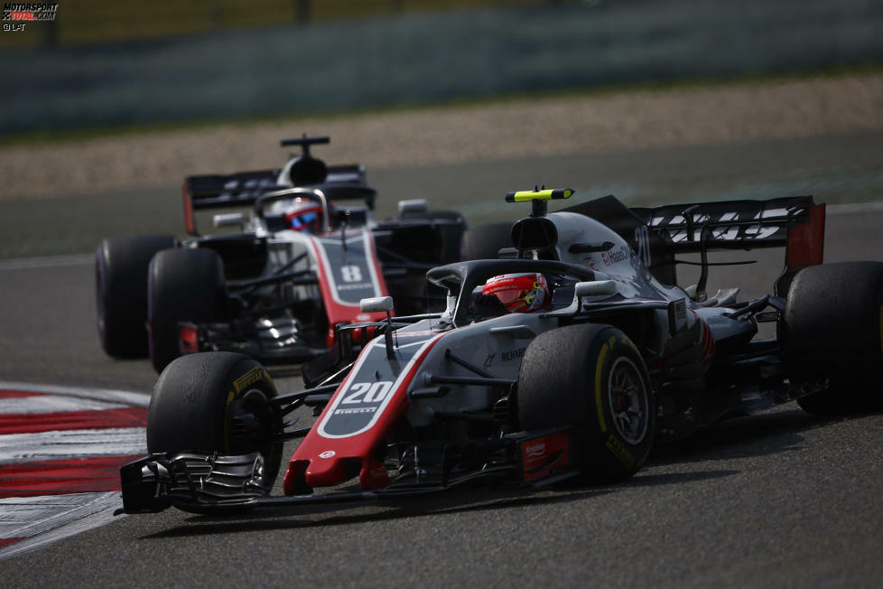 Kevin Magnussen (3): Der einstige Prügelknabe wird zunehmend zum Kritikerliebling. Setzte Grosjean trotz der härteren Reifen von Beginn an unter Druck, fuhr als Achter die nächsten vier Punkte nach Hause. Auf Vettel fehlten 3,8 Sekunden. Mehr war mit dem Haas nicht drin.
