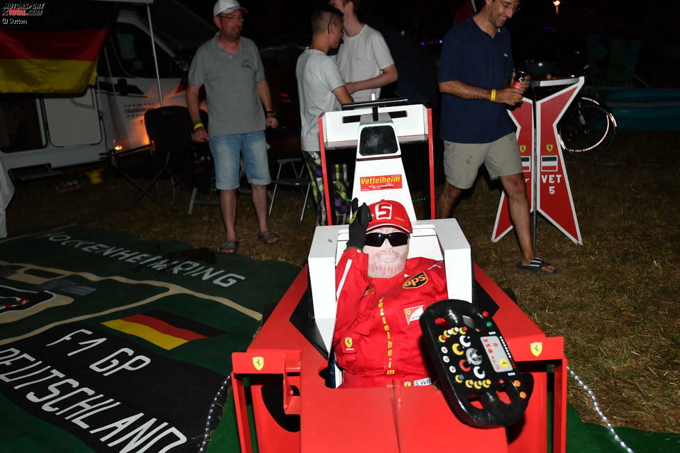 Mancher Fan hatte für die ultimative Stippvisite sogar ein Pappmaché-Modell des Lokalhelden Sebastian Vettel gebastelt.