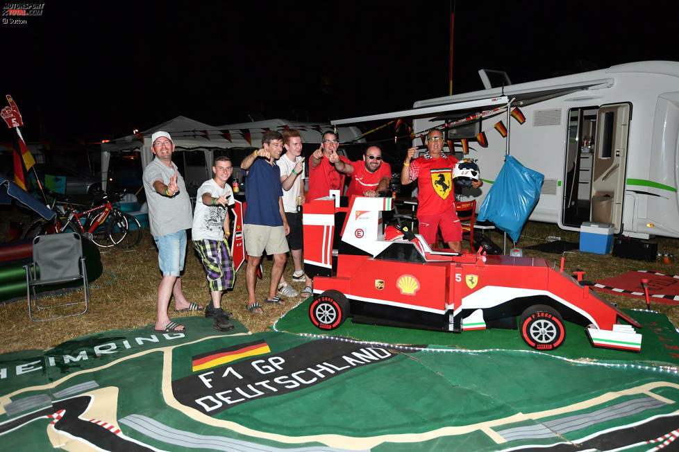 Nichts könnte charakteristischer für die Formel 1 in Hockenheim sein als der Geruch von Holzkohle und das Schnalzen von Dosenbier-Verschlüssen auf einem Campingplatz ...