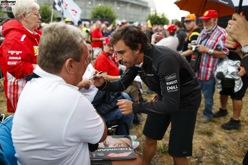 Mancher Glückspilz ergatterte ein Autogramm von Fernando Alonso ...