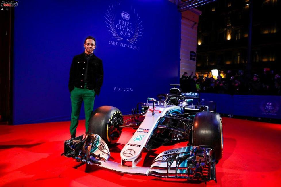 Lewis Hamilton am Beginn der Gala. Die Weltmeister-Pressekonferenz am Nachmittag hatte er geschwänzt. 