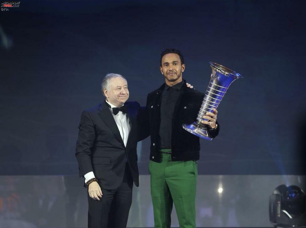 Der wichtigste Moment des Jahres: Lewis Hamilton erhält zum fünften Mal den WM-Pokal. 