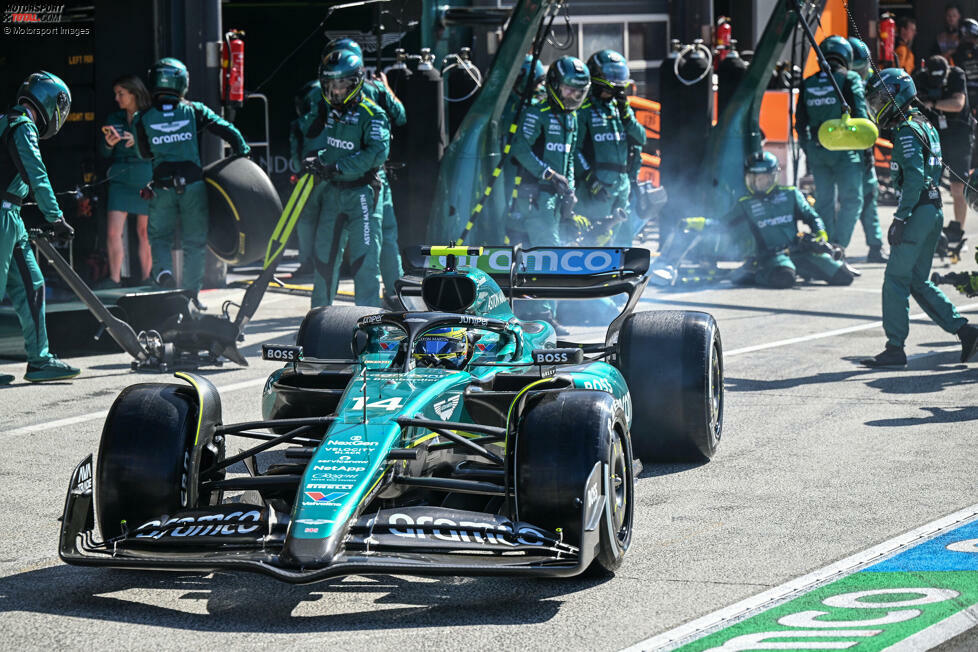 2024 kann Aston Martin nicht an die starke Form von 2023 anknüpfen: Mehr als Mittelfeld ist nicht drin, und das Team bleibt mit dem AMR24 ohne Podestplatz. Dafür gelingt abseits der Rennstrecke ein Knüller: Das Team verpflichte Designlegende Adrian Newey ab 2025!