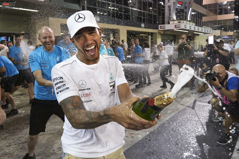 Formel 1: Lewis Hamilton - Jetzt hat er mit Juan Manuel Fangio gleichgezogen. Das ganze Jahr über liefert sich der Brite ein Duell mit Sebastian Vettel. Als der Deutsche und Ferrari schwächeln, ist Hamilton zur Stelle und schnappt sich souverän seinen fünften Formel-1-Titel.