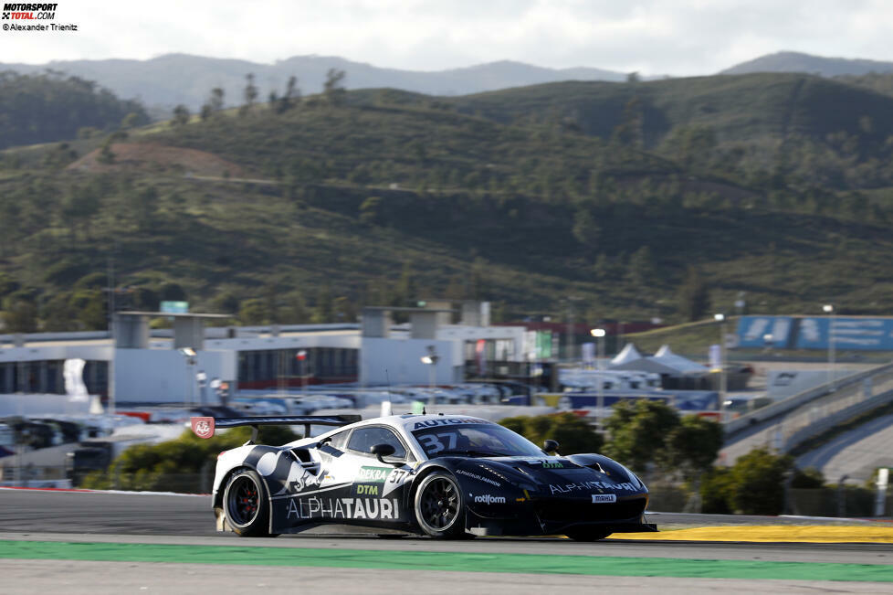 ... in Portimao den 488 GT3 mit der Startnummer 37 und überzeugt dabei auf Anhieb. Mehr noch als die reinen Ergebnisse (P16 und P18 in den beiden Rennen) sind es die fliegenden Starts, mit denen sich Loeb jede Menge Respekt verschafft.