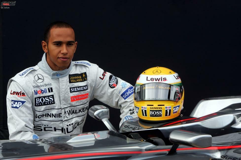 19. September 2006: Lewis Hamilton posiert mit dem McLaren MP4-21, mit dem er in Silverstone seinen ersten Formel-1-Test absolviert. Unser Foto-Rückblick auf die Premiere des britischen Ausnahmetalents im Grand-Prix-Rennwagen!