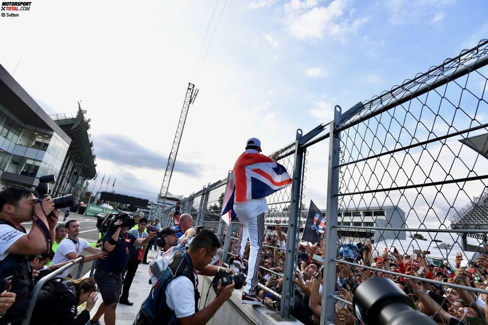 Hamilton sucht anschließend den Kontakt zu den Fans, die das Schauspiel auf der Zielgeraden verfolgt haben - und lässt sich von der Boxenmauer aus feiern