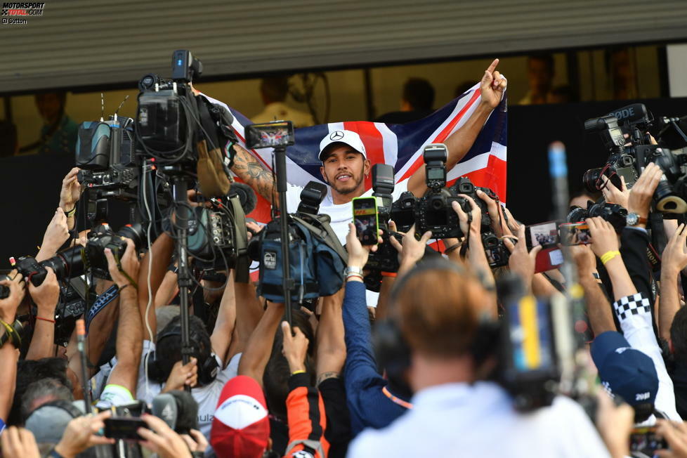Mit der britischen Flagge posiert Hamilton für die Fotografen, die Bilder des neuen Weltmeisters gehen um die Welt