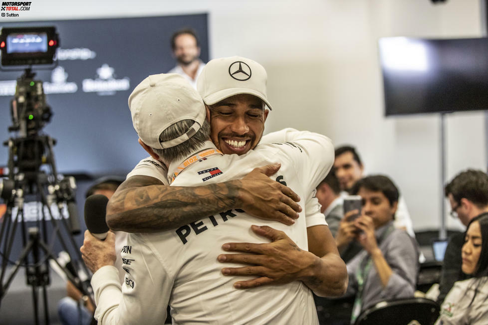 Die Pflicht ruft: Kurz vor der Pressekonferenz als Weltmeister umarmt Hamilton noch langjährige Freunde und Wegbegleiter