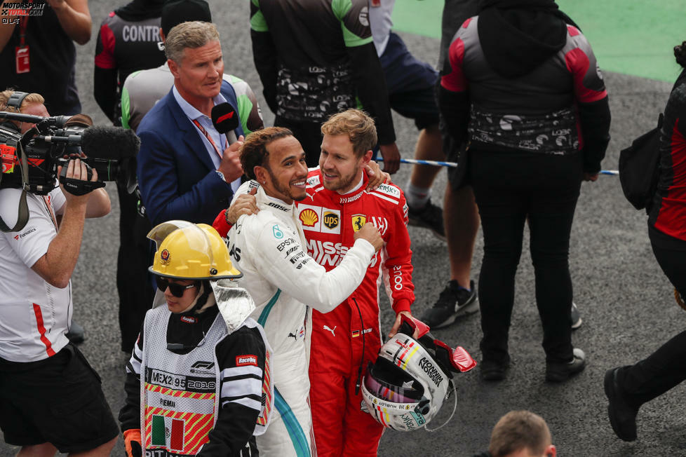 Dann gratuliert auch Sebastian Vettel, der Hamilton im WM-Kampf 2018 unterlegen ist - freundschaftliche Worte werden gewechselt