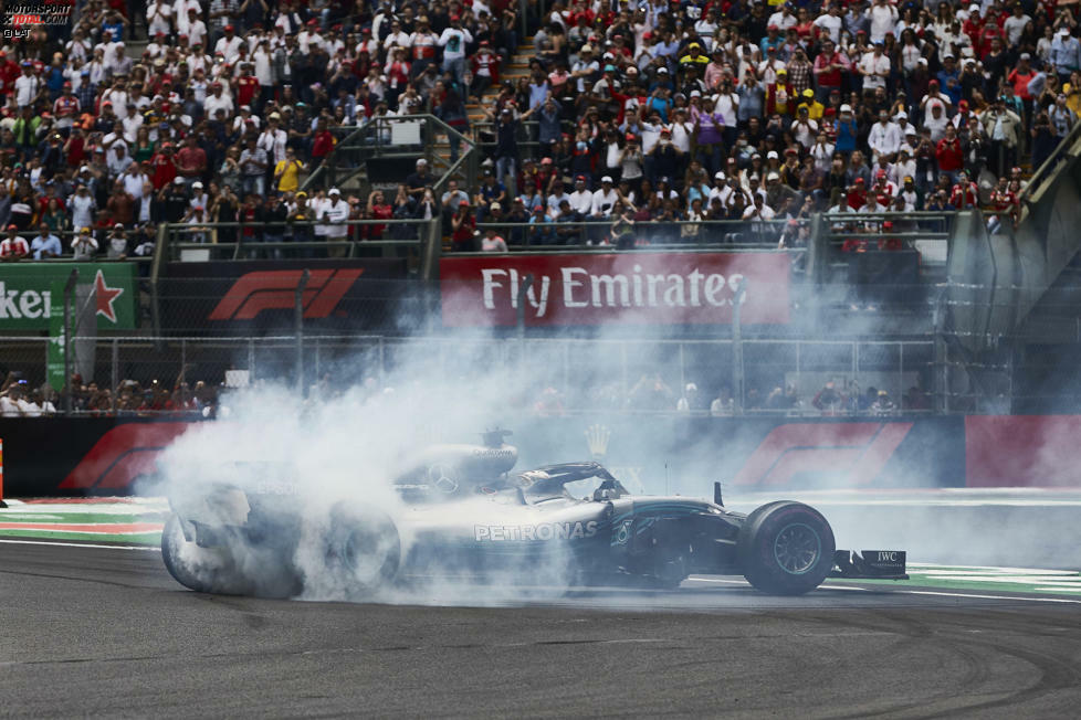 Hamilton feiert den Titel mit ein paar Donuts in seinem Meisterauto W09, vor den vielen Fans im Stadion-Bereich von Mexiko-Stadt