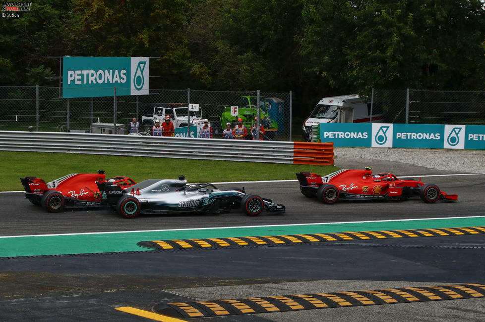 Hamilton hatte Vettel bei der Anfahrt zur zweiten Schikane außen angegriffen, woraufhin Vettel in den Mercedes fuhr ...