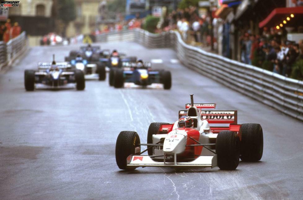Michael Schumacher im McLaren? Nein, es ist David Coulthard 1996 in Monaco. In diesem Fall ist das allerdings keine Hommage. Weil Coulthard ein Problem mit seinem eigenen Helm hat und das Visier immer beschlägt, leiht er sich vor dem Rennen kurzerhand einen bei 