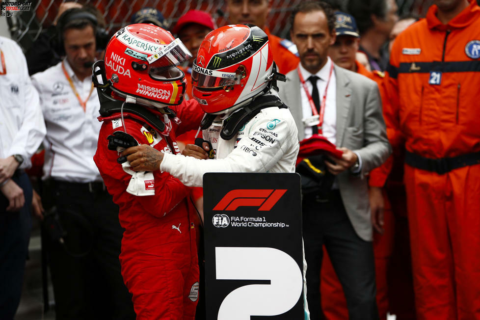 Zuvor in Monaco wird es besonders emotional: Sowohl Sebastian Vettel wie auch Lewis Hamilton tragen Gedenk-Helmdesigns als Hommage an den wenige Tage zuvor verstorbenen dreifachen Formel-1-Weltmeister Niki Lauda.