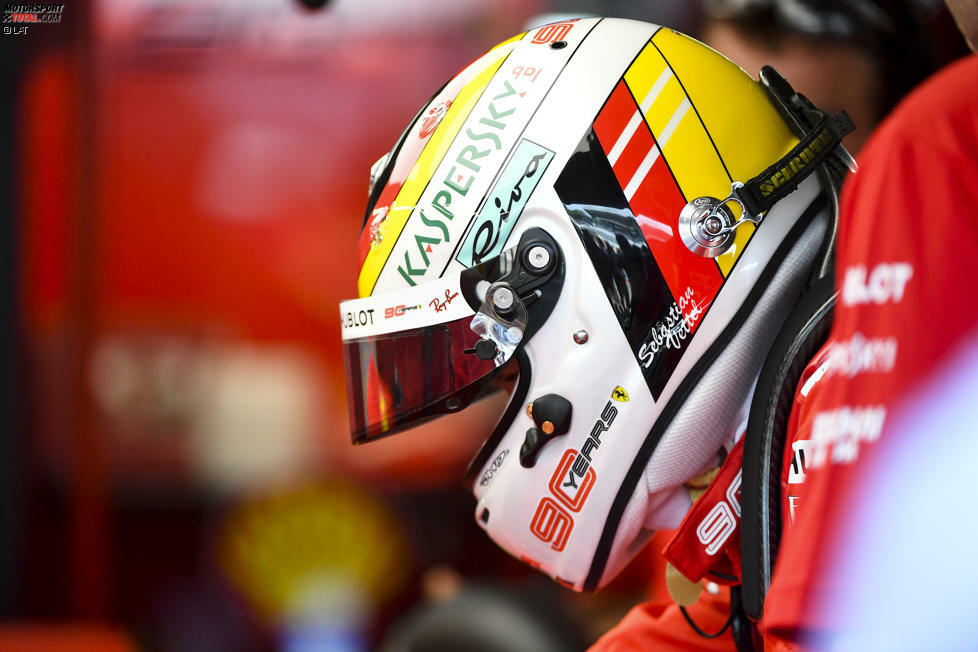 Sebastian Vettel geht 2019 bei seinem Heimrennen in Deutschland ebenso mit einer Hommage am Helm ins Rennen. In Hockenheim erinnert er an das Design von DTM-Rekordmeister Bernd Schneider. Eine nette Geste!