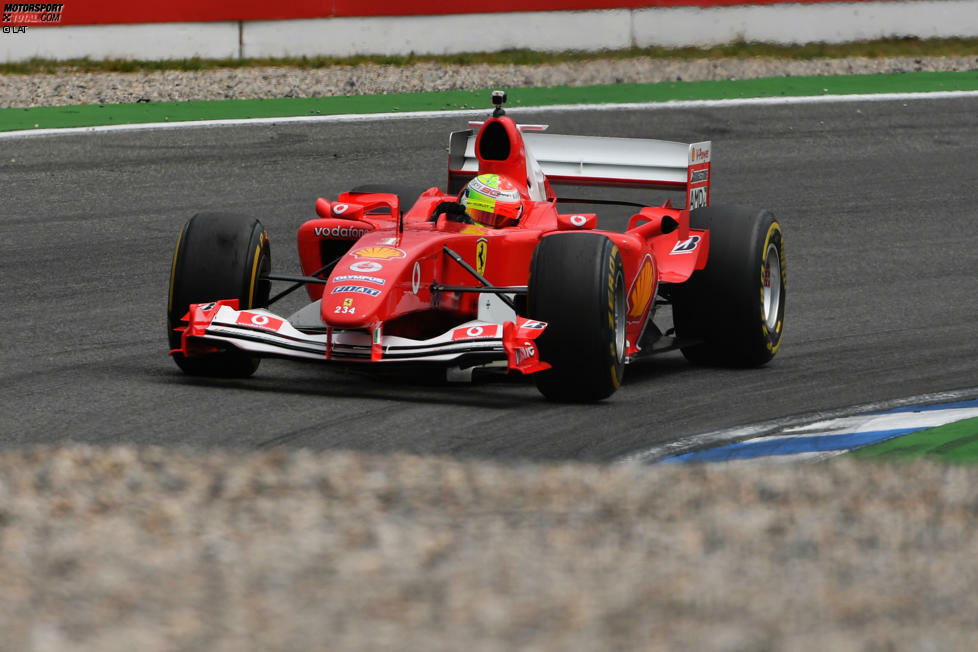 ... wie auch in Hockenheim 2019. Denn zwei Jahre nach seiner emotionalen Fahrt in Belgien setzt sich Mick Schumacher erneut in einen alten Formel-1-Wagen seines Vaters: diesmal in einen Ferrari F2004, mit dem Papa Michael seinen letzten WM-Titel feiern durfte.