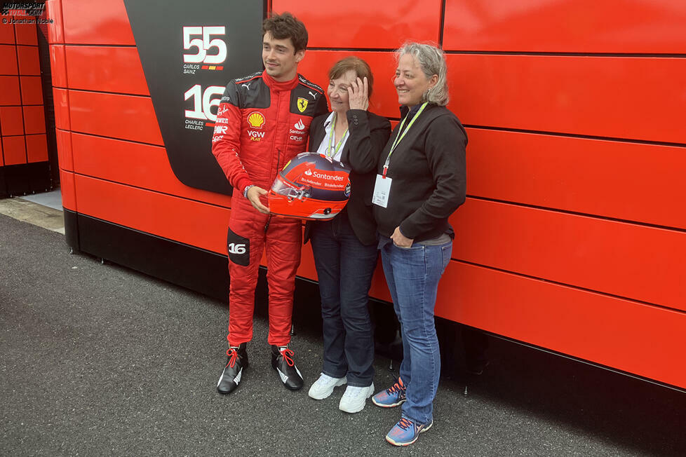 Zu Irritationen kommt es 2023 beim Kanada-Grand-Prix rund um Charles Leclerc, der mit dem Design von Gilles Villeneuve fahren will, die Familie vorher aber nicht darüber informiert. Man einigt sich aber rasch - und Leclerc darf mit den Villeneuve-Farben und aktuellen Ferrari-Sponsoren auf dem Helm an den Start gehen.