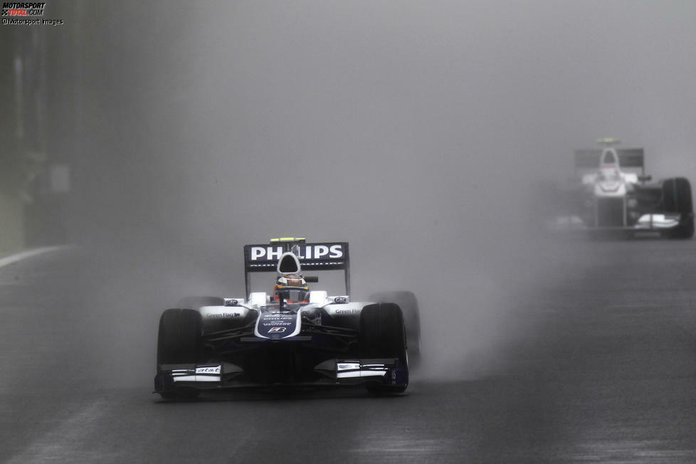 In Brasilien holt er im Regen völlig überraschend die Pole-Position. Doch weil Paydriver Pastor Maldonado die Teamführung mit seinem Petrodollars lockt, verliert Hülkenberg nur wenige Wochen später seinen Job.