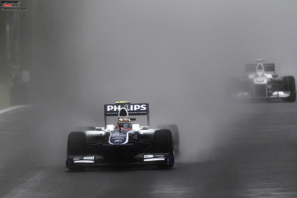 In Brasilien holt er im Regen völlig überraschend die Poleposition. Doch weil Paydriver Pastor Maldonado die Teamführung mit seinem Petrodollars lockt, verliert Hülkenberg nur wenige Wochen später seinen Job.