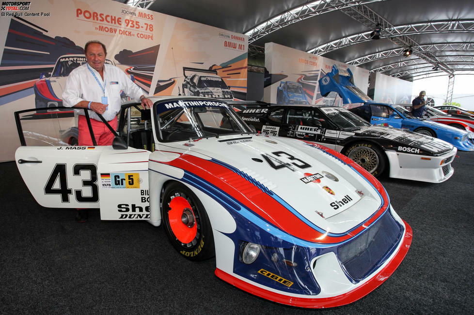 Bei der Legendenparade im Rahmen des Formel-1-Grand-Prix auf dem Red-Bull-Ring waren zahlreiche Motorsport-Idole mit von der Partie. Niki Lauda, Gerhard Berger und Co. waren in historischen Fahrzeugen aus der Deutschen Rennsport-Meisterschaft unterwegs.