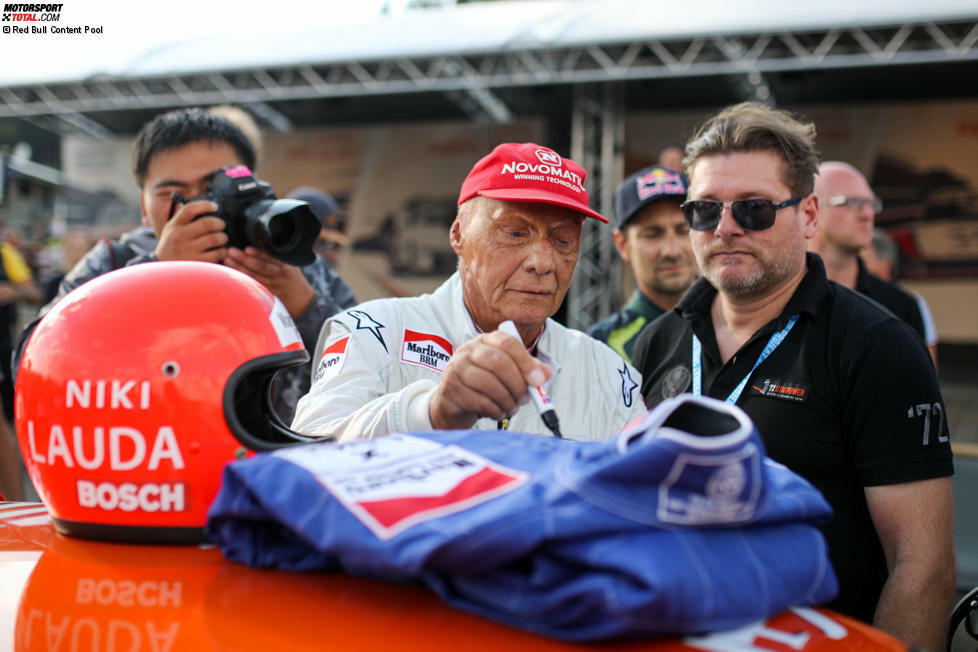 Bei der Legendenparade im Rahmen des Formel-1-Grand-Prix auf dem Red-Bull-Ring waren zahlreiche Motorsport-Idole mit von der Partie. Niki Lauda, Gerhard Berger und Co. waren in historischen Fahrzeugen aus der Deutschen Rennsport-Meisterschaft unterwegs.