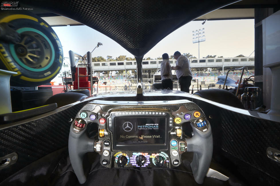Ohne Ende Schalter und Knöpfe. Dazu ein dickes Handbuch, das sich die Formel-1-Piloten jedes Jahr unter den Weihnachtsbaum legen und in der Winterpause auswendig lernen müssen. Ach ja, und steuern kann man damit auch noch: Wir zeigen alle Formel-1-Lenkräder des Jahres 2018 in einer Fotostrecke ...
