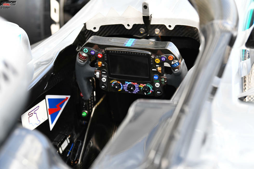 Lenkrad des Mercedes-AMG F1 W09 EQ Power+ von Lewis Hamilton und Valtteri Bottas.