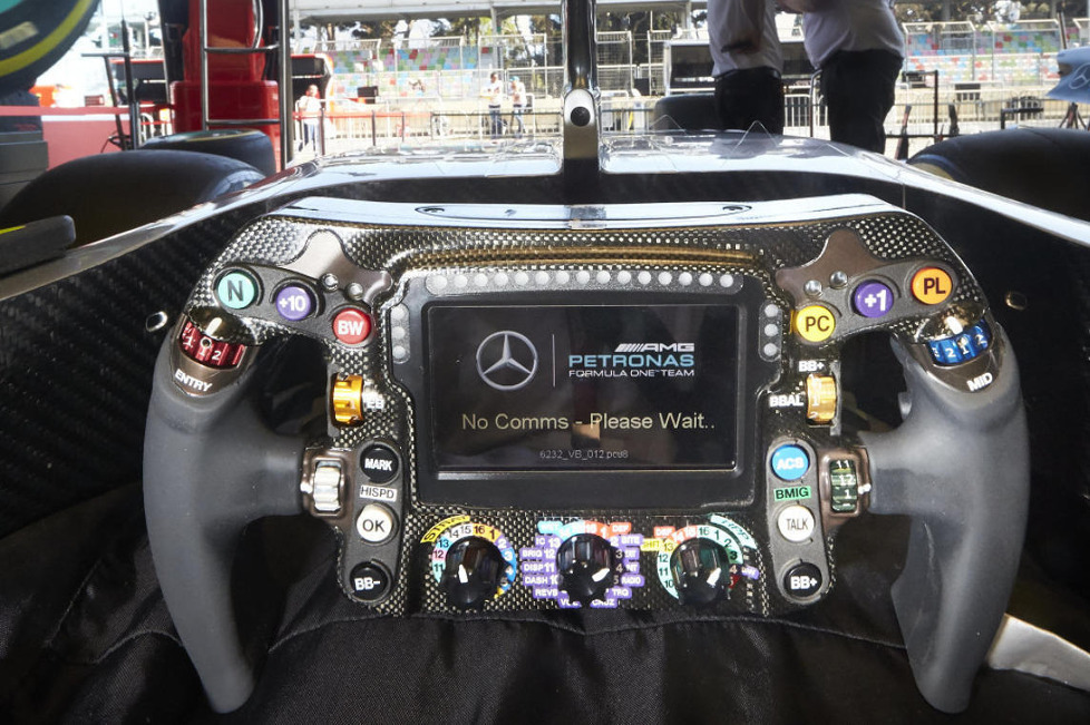 Jede Menge Knöpfe und Schalter, mehr Playstation als Auto: Das sind die Lenkräder der aktuellen Formel-1-Rennwagen!