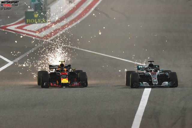 Kollision zweier Alphatiere: Lewis Hamilton und Max Verstappen kamen sich in Bahrain eingangs Runde zwei zu nahe.